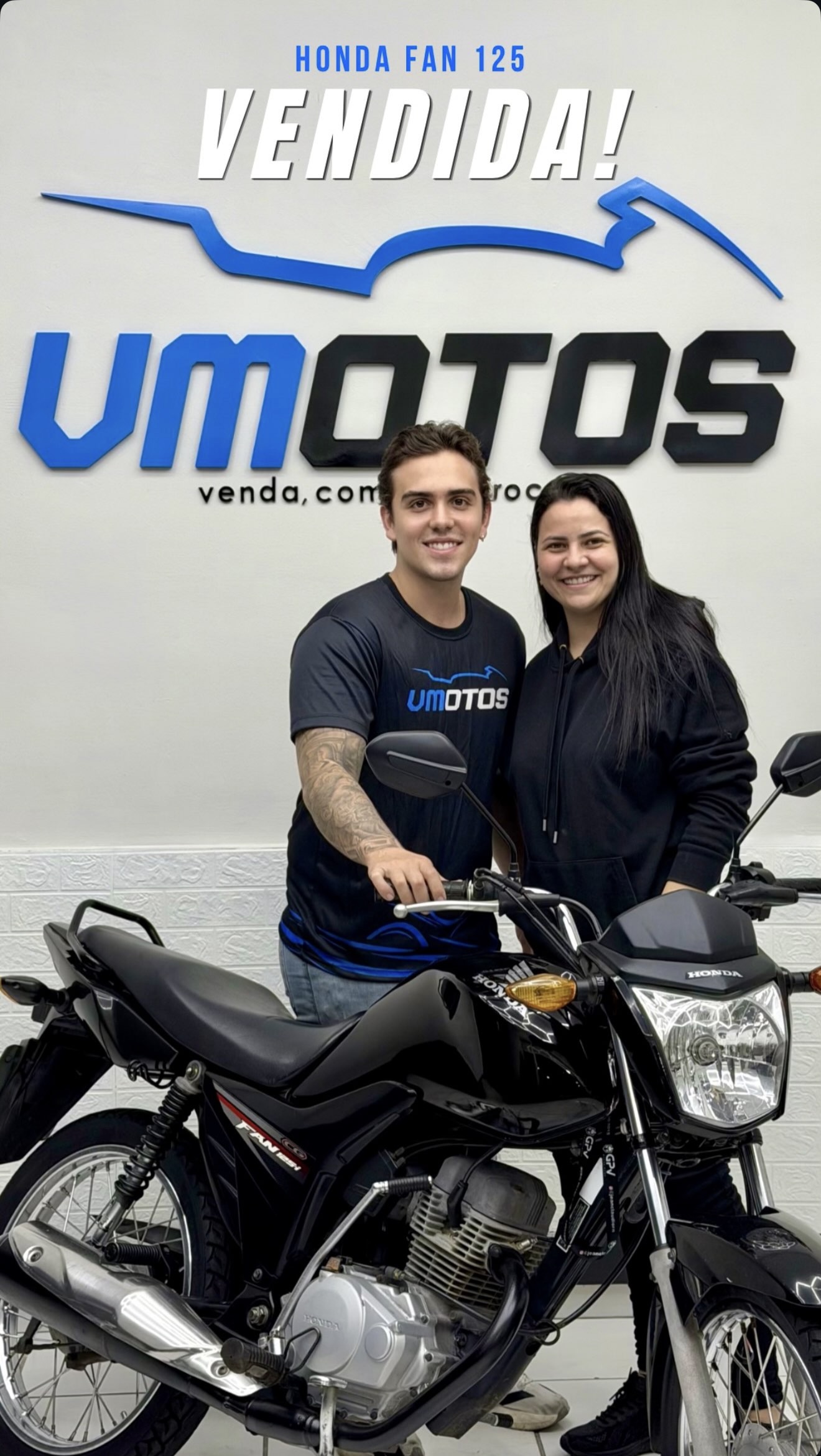 Cliente com a moto comprada na VMOTOS