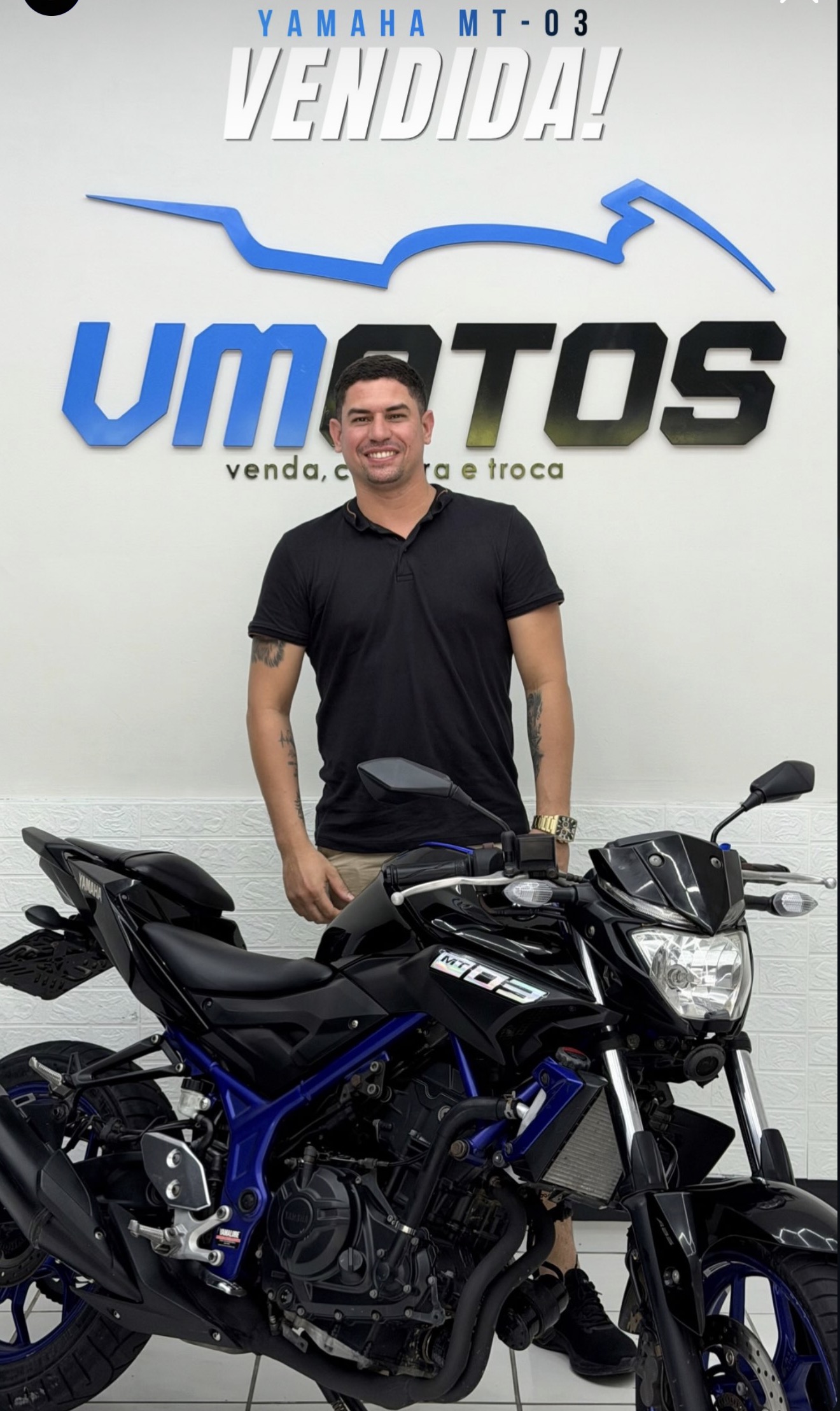 Cliente com a moto comprada na VMOTOS