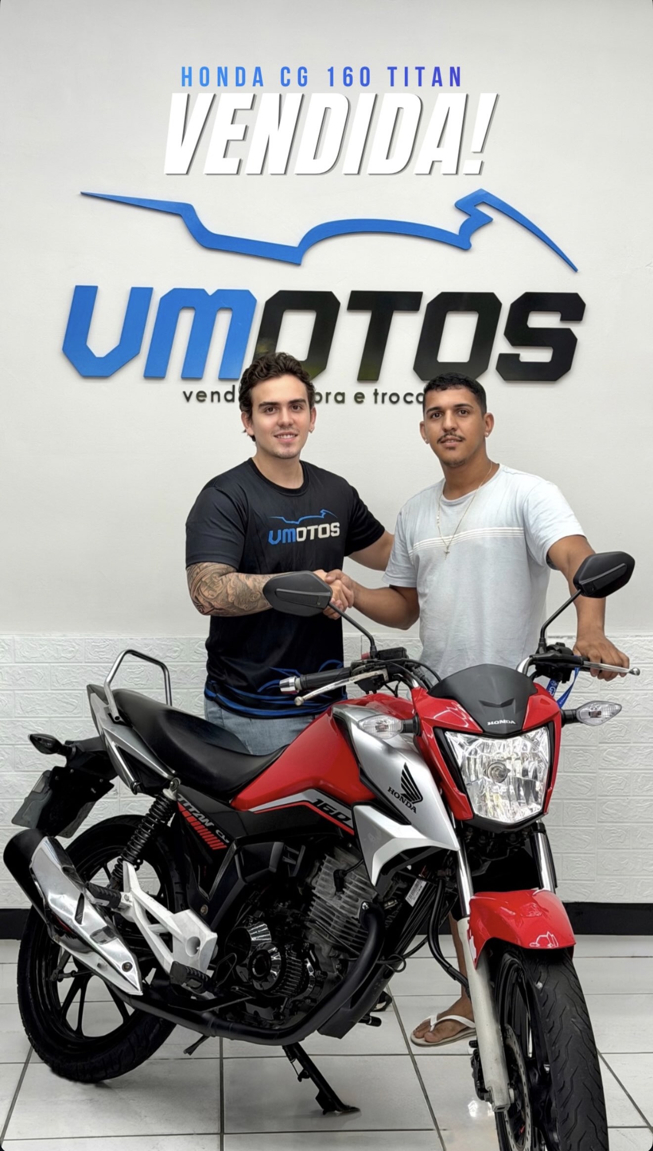 Cliente com a moto comprada na VMOTOS