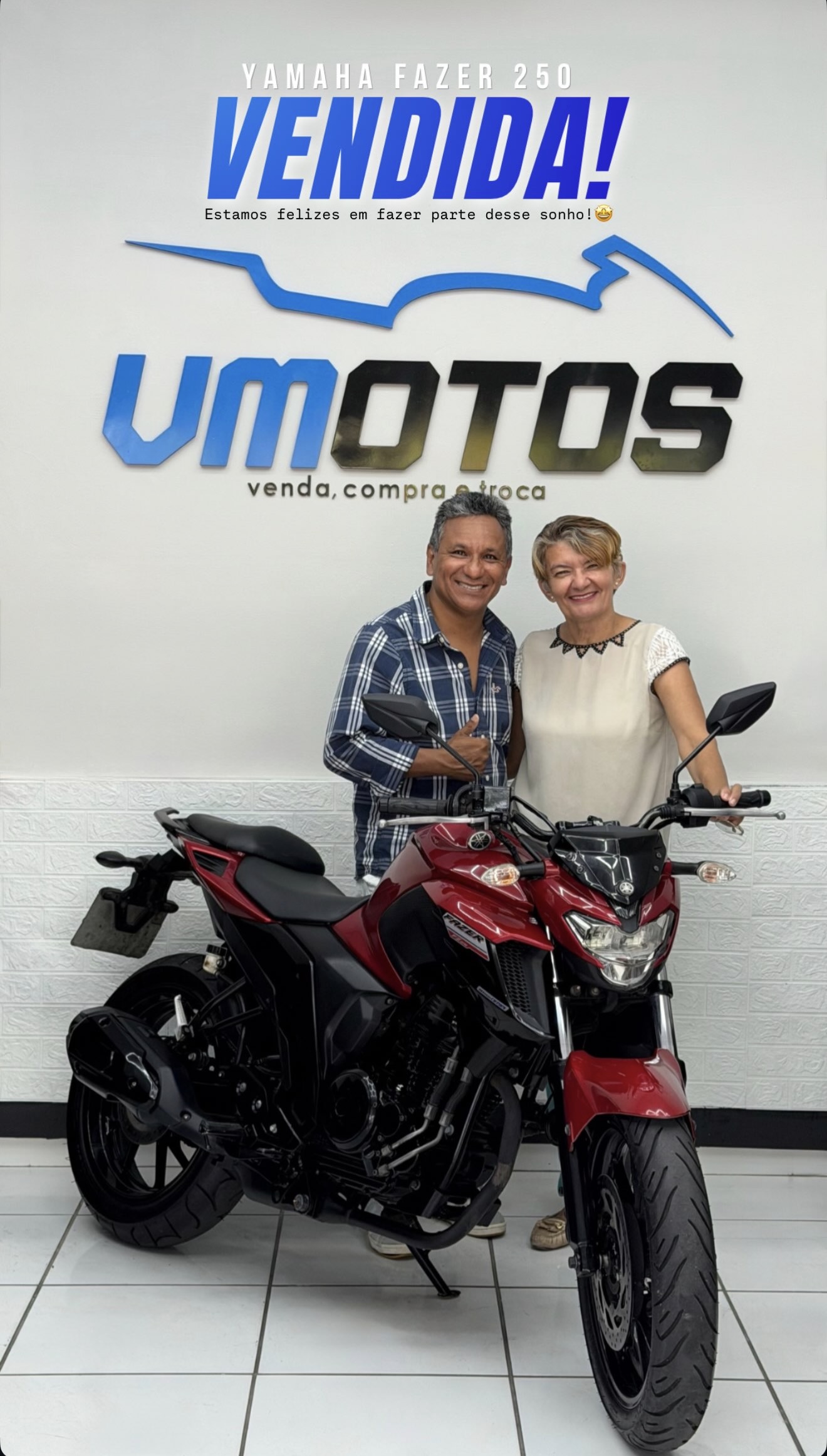 Cliente com a moto comprada na VMOTOS